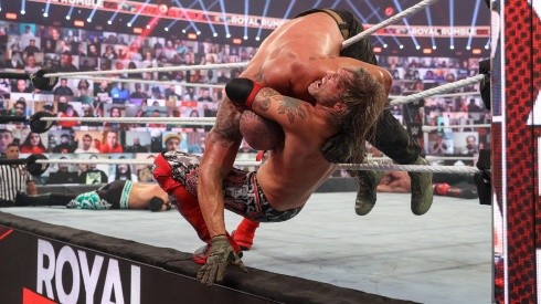 Edge eliminando a Braun Strowman