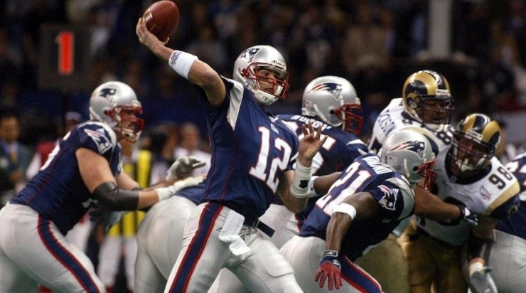 Tom Brady in action in Super Bowl XXXVI (maximoavance.com)