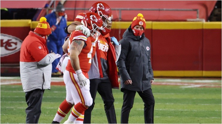 Eric Fisher abandonando el campo por lesión (Foto: Getty)