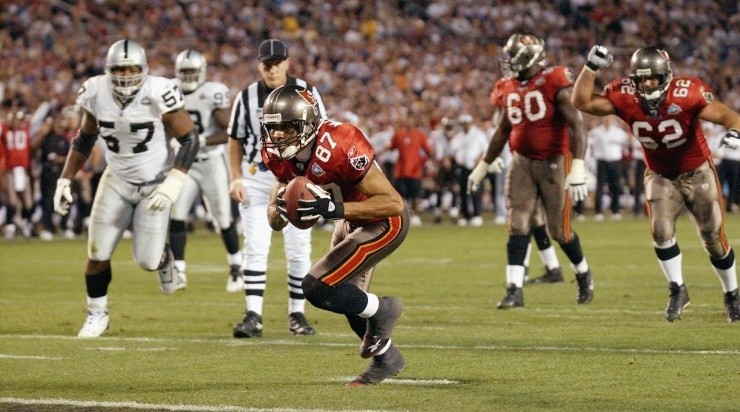 Keenan McCardell #87 of the Tampa Bay Buccaneers runs into the end zone after catching an eight yard pass for his second touchdown against the Oakland Raiders to give the Buccaneers a 26-3 lead at 5:36 of the third quarter of Super Bowl XXXVII (Getty)