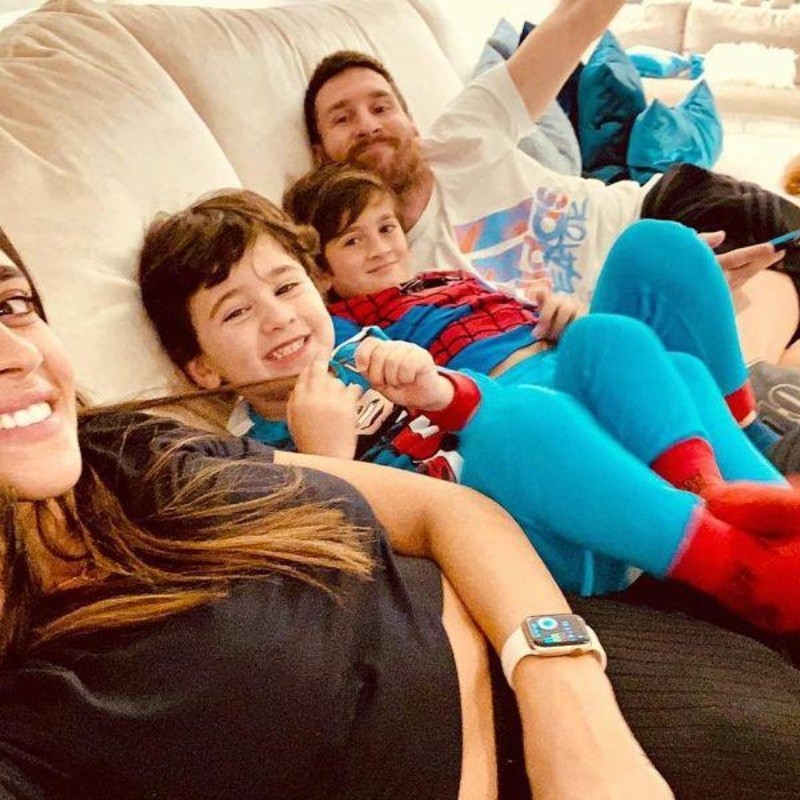 Las 3 fotos que subió Antonela Rocuzzo junto a Messi y sus hijos