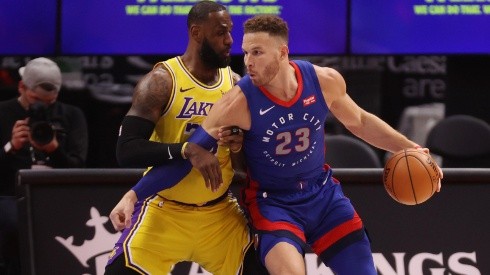 Blake Griffin (right) of the Detroit Pistons tries to get around LeBron James (left) of the Los Angeles Lakers. (Getty)