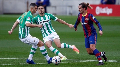 Antoine Griezmann (right) of Barcelona takes on Guido Rodriguez (left) and Marc Bartra (centre) of Real Betis. (Getty)