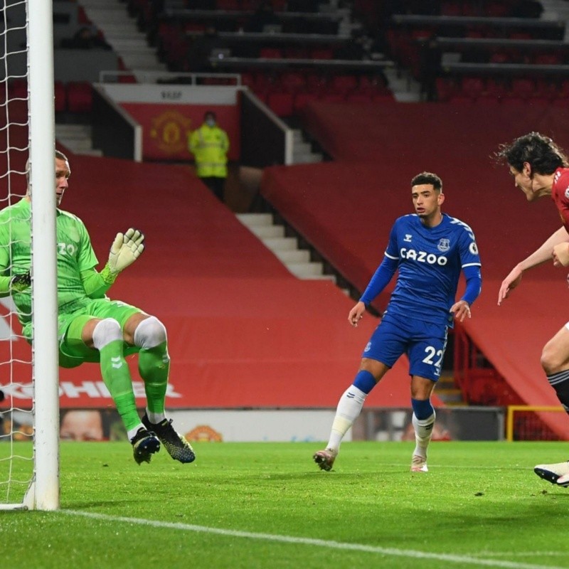 Mitad del gol fue de Rashford: Cavani marcó el 1-0 para el United ante Everton