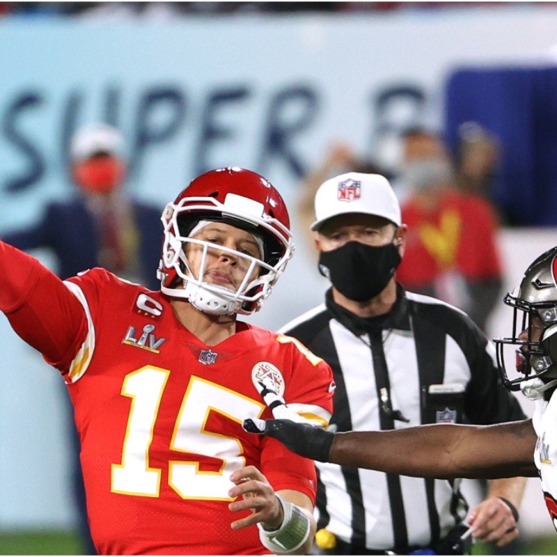 ¡Nada le sale bien! Patrick Mahomes y su locura de pase que terminó interceptado