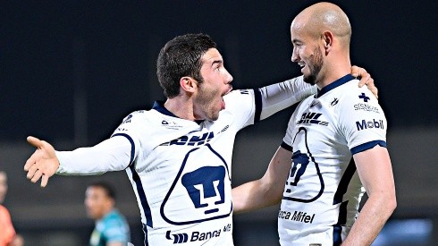 Juan Pablo Vigón y Carlos González, en pleno festejo de uno de los 34 tantos del paraguayo en Pumas.