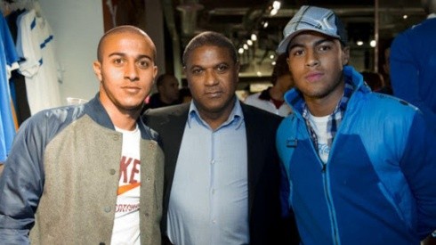 Mazinho junto con sus hijos Thiago y Rafinha, un trío que dio y da que hablar en el fútbol mundial.