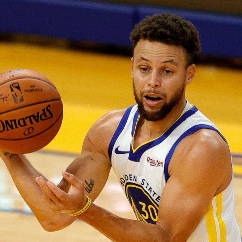 Es de otro planeta: doble de Curry sin mirar y con 3 defensores