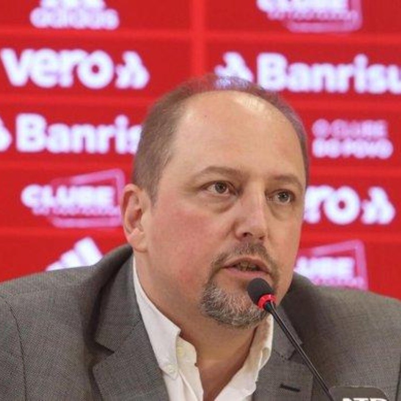 Em busca do título,Alessandro Barcellos distribui cartilhas ao elenco do Internacional