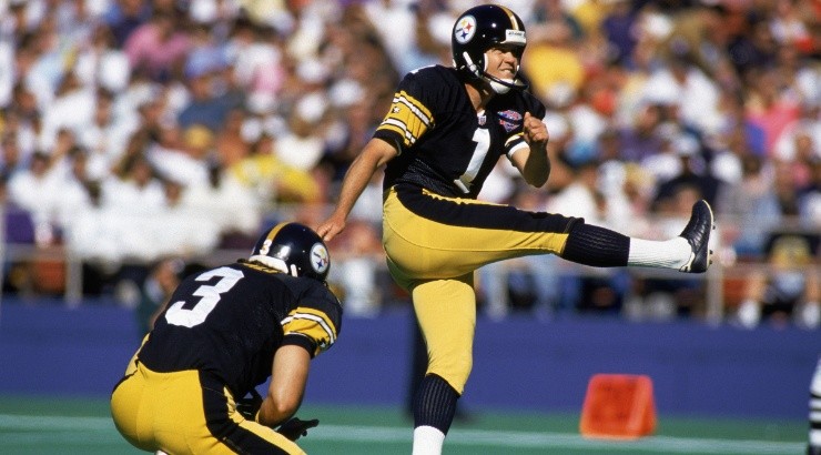 Gary Anderson of the Pittsburgh Steelers follows through on a kick during a NFL game. (Getty)