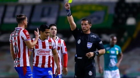 Diego Montaño dirigió la caída de Chivas en la vuelta de semifinales ante León