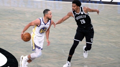 Stephen Curry (left) of the Golden State Warriors dribbles against Spencer Dinwiddie (right) of the Brooklyn Nets. (Getty)