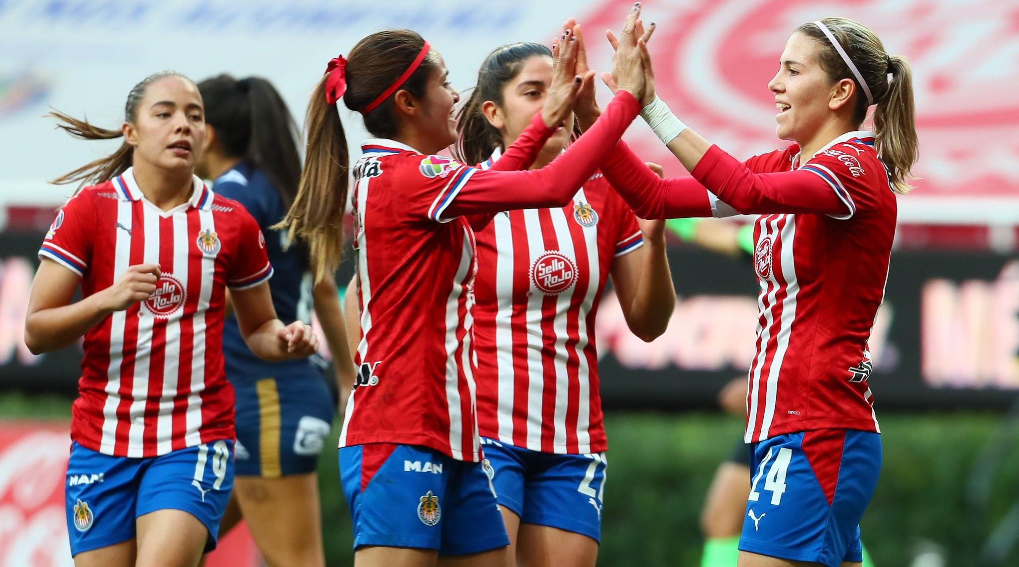Montoya participó en dos de los tres goles de Chivas y también lo hizo en el gol de Alicia Cervantes (derecha)