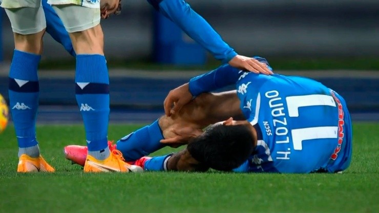 Chucky Lozano quedó tendido en el césped tras la patada recibida por Cuadrado.