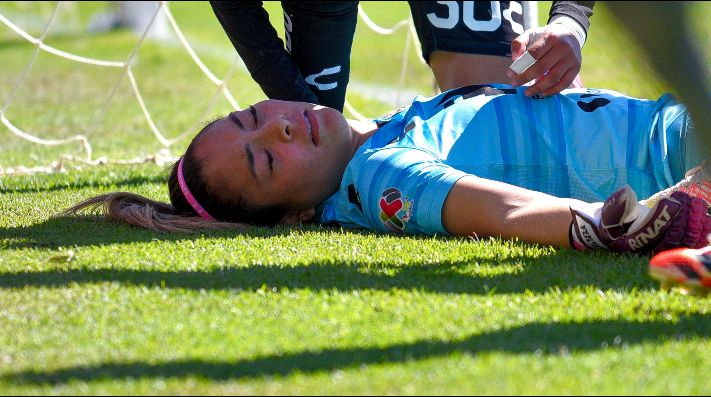 VIDEO | Portera de Santos Laguna quedó noqueada tras ...