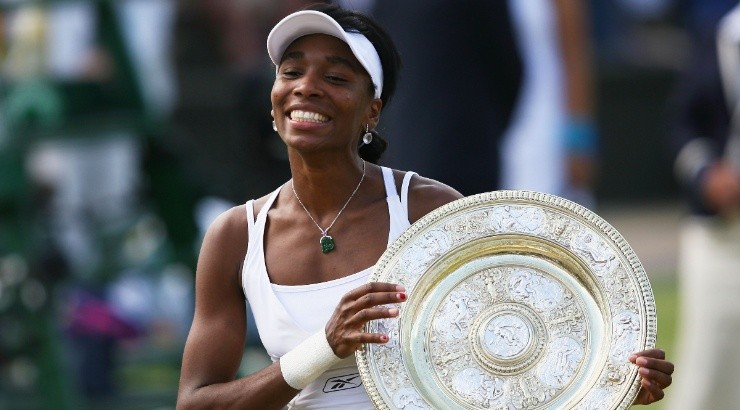 Venus Williams of USA poses with the trophy at the 2007 Wimbledon. (Getty)
