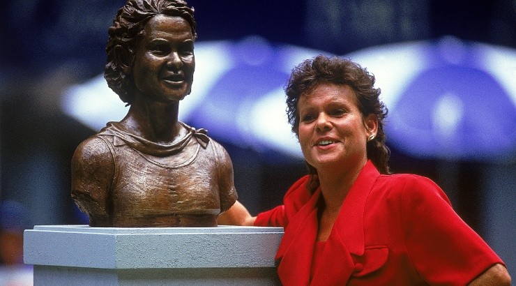 Evonne Goolagong Cawley poses with a bronze statue of herself in 1994. (Getty)