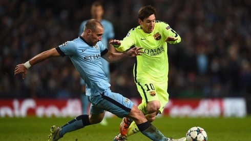 Pablo Zabaleta enfrentando a Lionel Messi.