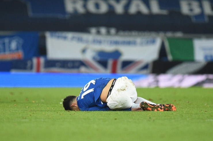 James Rodríguez tras el duro golpe que recibió ante Fulham. (Getty Images)