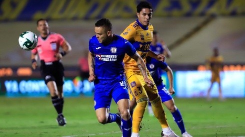 Jonathan Rodríguez disputa un balón en el duelo ante Tigres del Guardianes 2020
