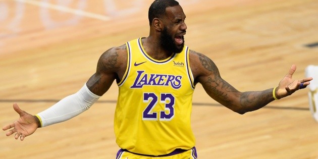 Los Angeles Lakers vs. Timberwolves Lebron James missed shot from the middle of the NBA court [Video]