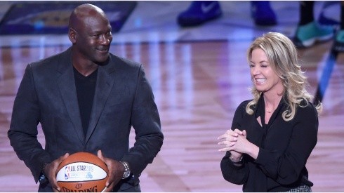 Michael Jordan y Jeanie Buss durante el All-Star Game de 2018 (Foto: Getty)