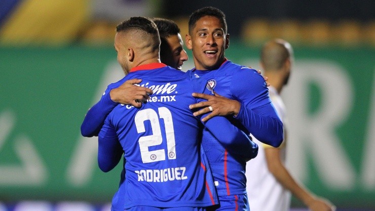 Luis Romo y Cabecita Rodríguez celebran el gol de Cruz Azul ante Tigres UANL.