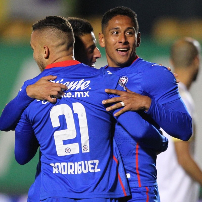 Cruz Azul venció a Tigres UANL y quedó a un punto de los líderes