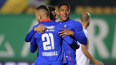 Luis Romo y Cabecita Rodríguez celebran el gol de Cruz Azul ante Tigres UANL.