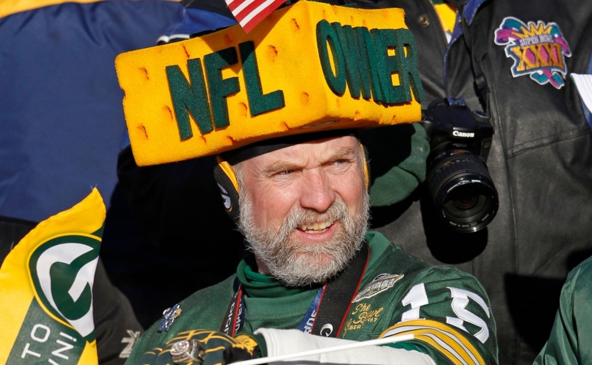 Why do Green Bay Packers fans wear cheese heads?