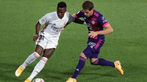 Vinicius Junior of Real Madrid (left) is challenged by Pablo Hervias of Real Valladolid (right). (Getty)