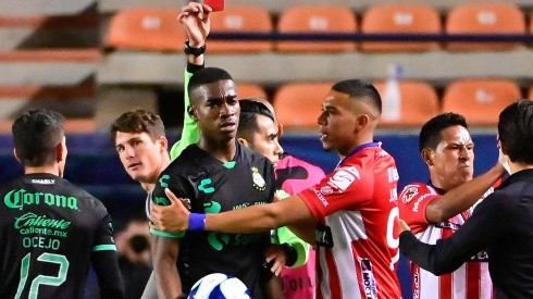 Felix Torres fue expulsado en el duelo de Santos ante Necaxa en la Jornada 7.