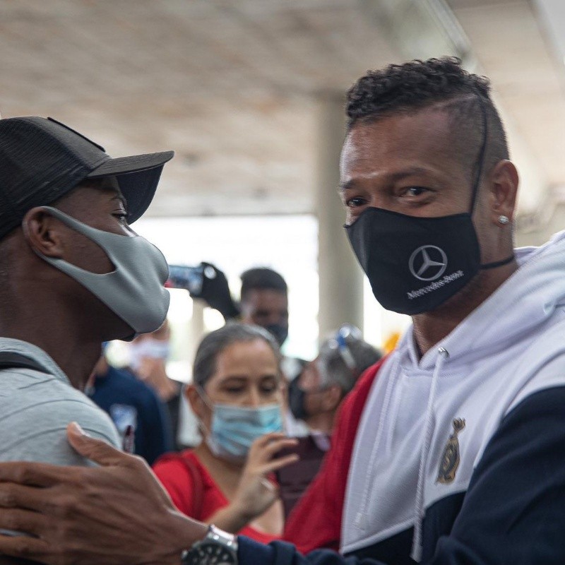 En medio de lágrimas Fredy Guarín recibió a Felipe Román en el aeropuerto