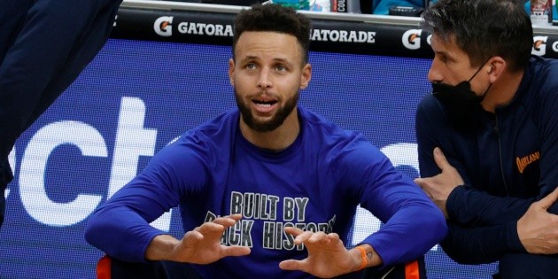 NBA Stephen Curry left the Golden State Warriors vs. Charlotte Hornets game to not feel good