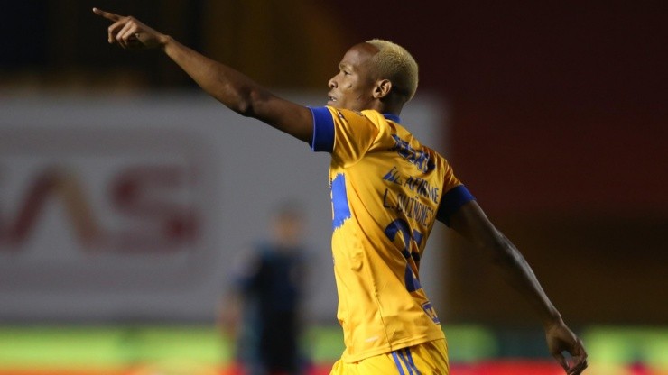 Golazo de Luis Quiñones para Tigres UANL.