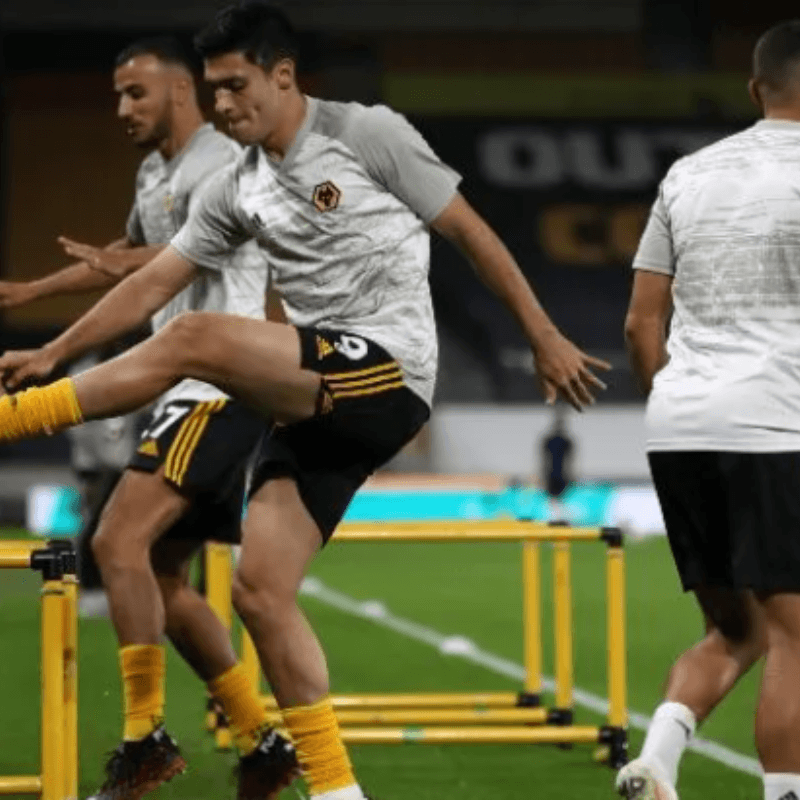 Raúl Jiménez intensificó trabajos con balón con Wolves