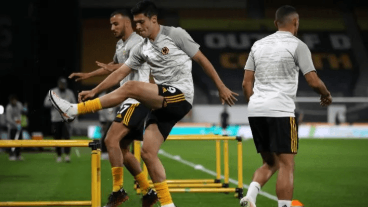 Raúl Jiménez entrenó con balón en Wolves