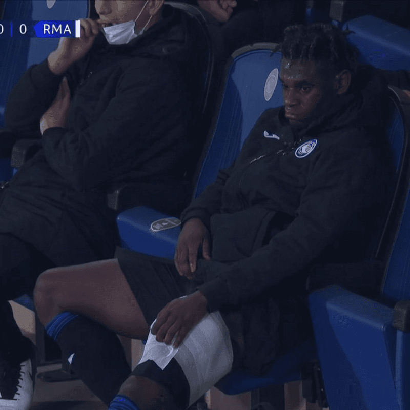 Atalanta está rezado: expulsión y Duván Zapata se fue lesionado