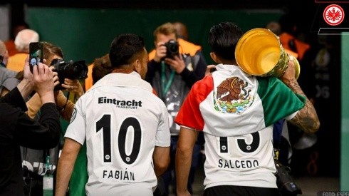 Frankfurt publicó una imagen con Marco Fabián y Carlos Salcedo tras conquistar la Copa de Alemania