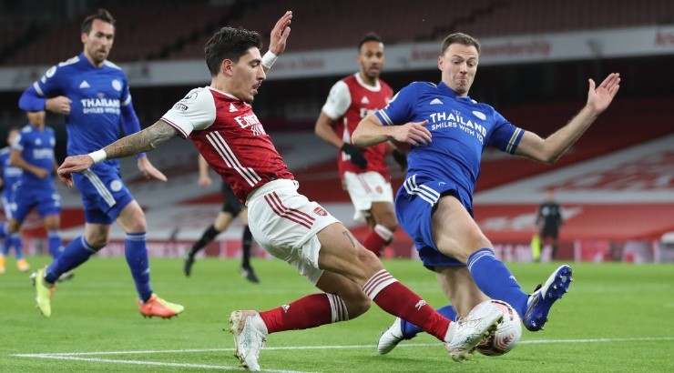 Hector Bellerin of Arsenal (left) is challenged by Jonny Evans of Leicester City (right). (Getty)