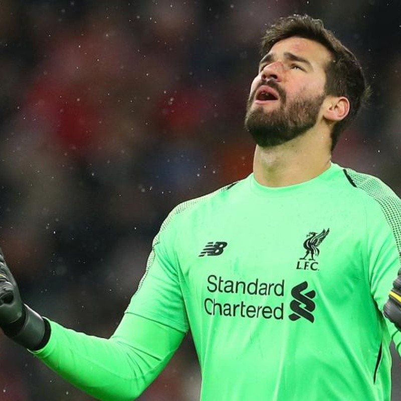 Liverpool presta solidariedade a Alisson após morte do pai