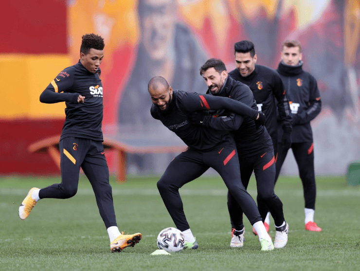 Radamel Falcao, presente en el último entrenamiento del Galatasaray. (Twitter)