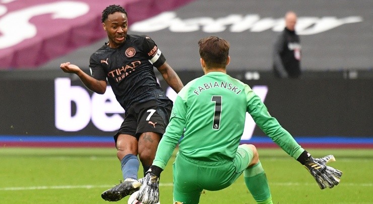 Raheem Sterling of Manchester City (left) shoots under pressure from Lukasz Fabianski of West Ham United (right). (Getty)