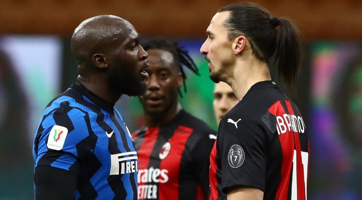 Zlatan Ibrahimovic (right) of AC Milan disputes with Romelu Lukaku (left) of Inter. (Getty)