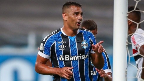 Atacante destacou a importância do jogador entre os titulares - Foto: Lucas Uebel/Flickr Oficial do Grêmio/Divulgação.