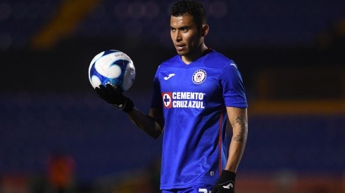 Orbelín Pineda termina contrato con Cruz Azul y tiene por ahora tres opciones para marcharse.