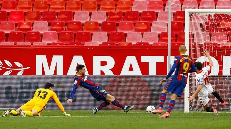 Messi se fue mano a mano, falló en la primera pero de derecha marcó el 2-0