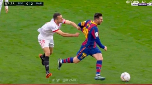 Como Piqué con Mbappé: lo quiso agarrar de la espalda y Messi ni lo sintió