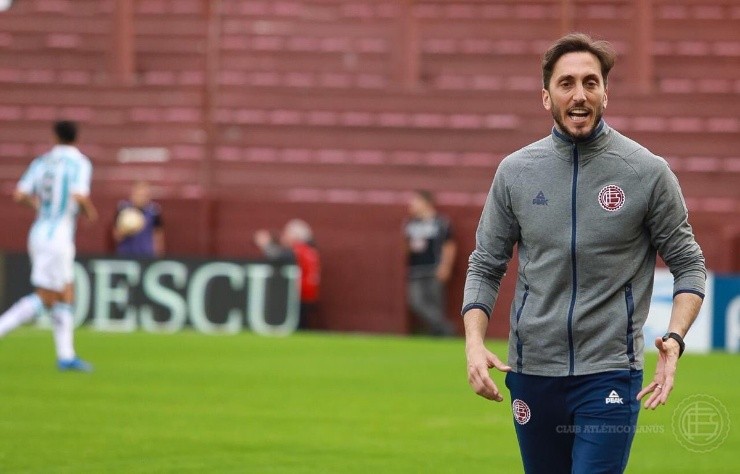 Luis Zubeldía en entrenamiento con Lanús