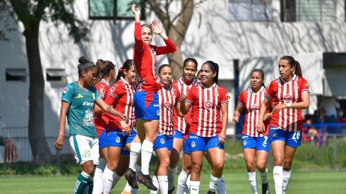 Chivas Femenil goleó 5-1 a León con un hat trick perfecto de Alicia Cervantes